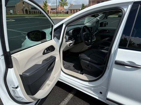Used 2024 Chrysler Pacifica Touring-L w/ Uconnect Theater Family Group FWD image 11