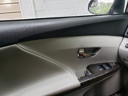 Used 2015 Toyota Venza LE image 2