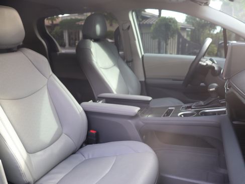 Used 2024 Toyota Sienna Limited AWD/4WD image 6
