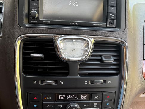 Used 2016 Chrysler Town & Country Touring-L FWD image 6