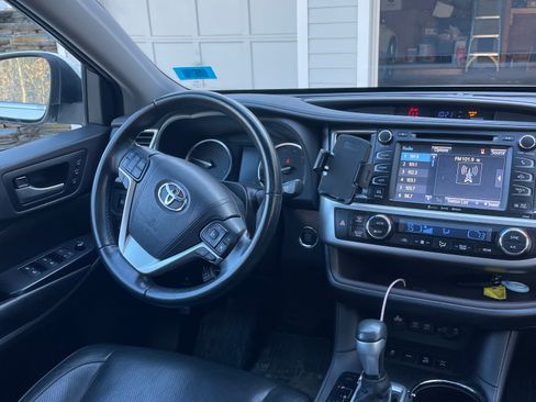 Used 2017 Toyota Highlander Limited image 11