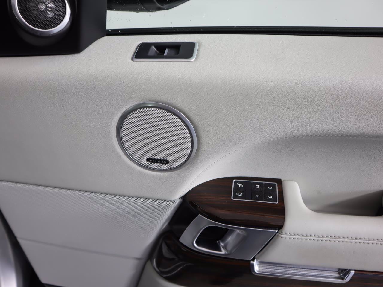 Used 2015 Land Rover Range Rover Supercharged AWD/4WD image 6
