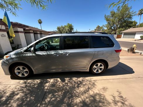 Used 2018 Toyota Sienna LE FWD image 5