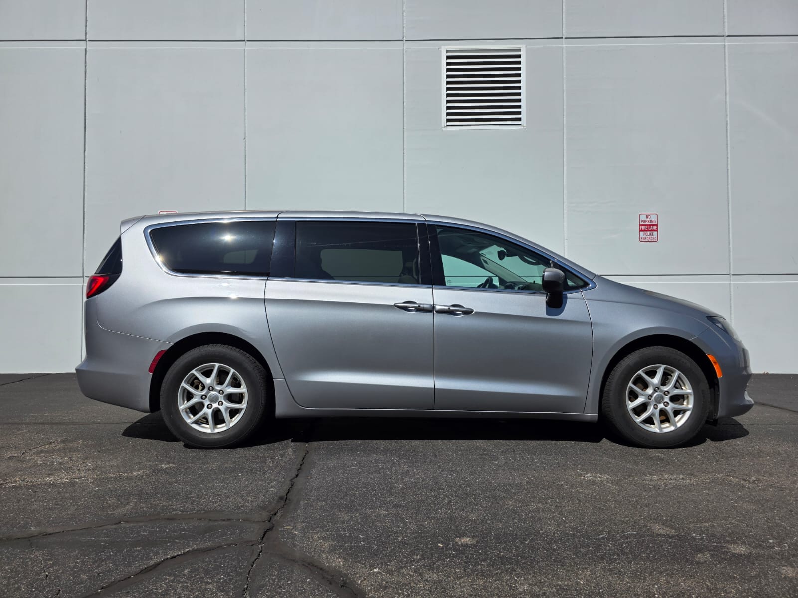 Used 2017 Chrysler Pacifica Touring FWD image 1