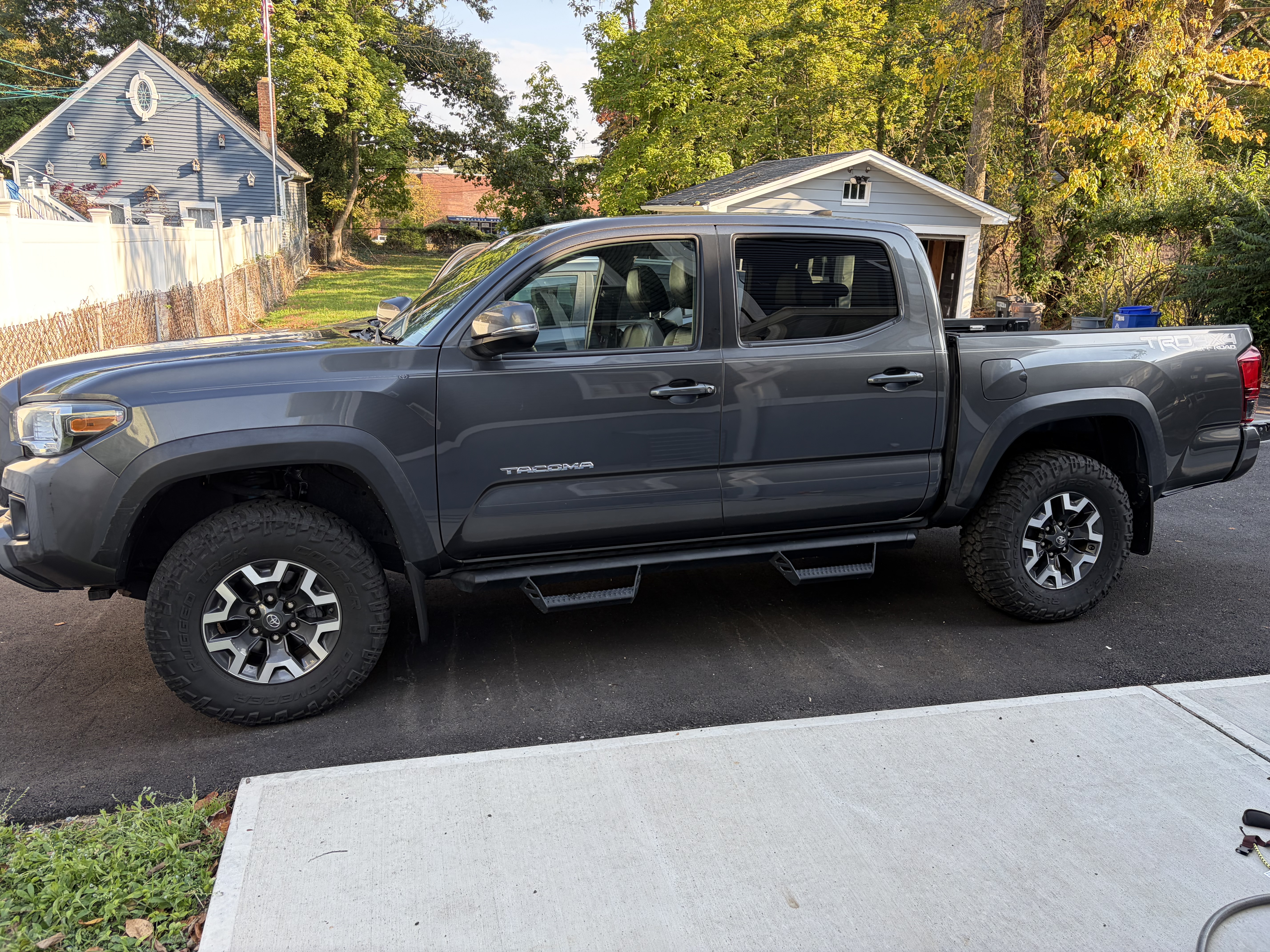 Used 2018 Toyota Tacoma TRD Off-Road AWD/4WD image 4