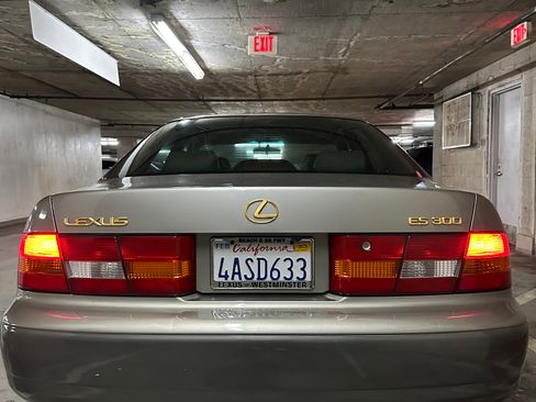 Used 1998 Lexus ES 330 image 2