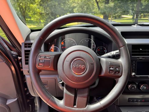 Used 2012 Jeep Liberty Sport AWD/4WD image 9