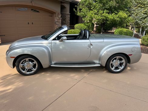 Used 2005 Chevrolet SSR w/ Preferred Equipment Group RWD image 13