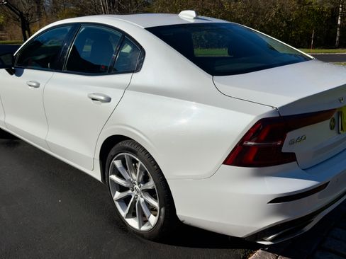 Used 2021 Volvo S60 T5 Momentum w/ Premium Package image 5