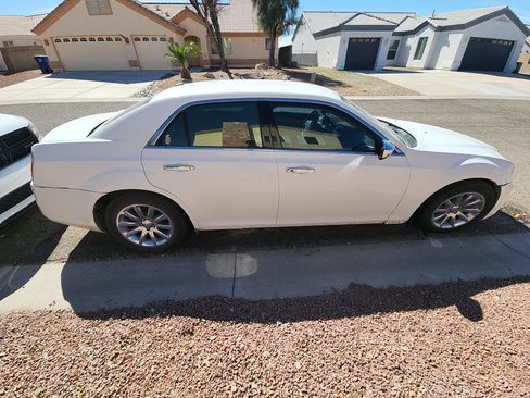 Used 2011 Chrysler 300 C image 4