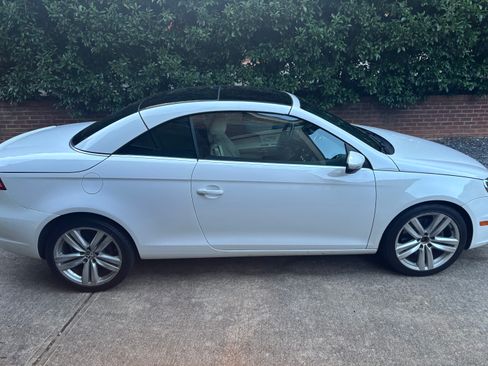 Used 2013 Volkswagen Eos Executive FWD image 4