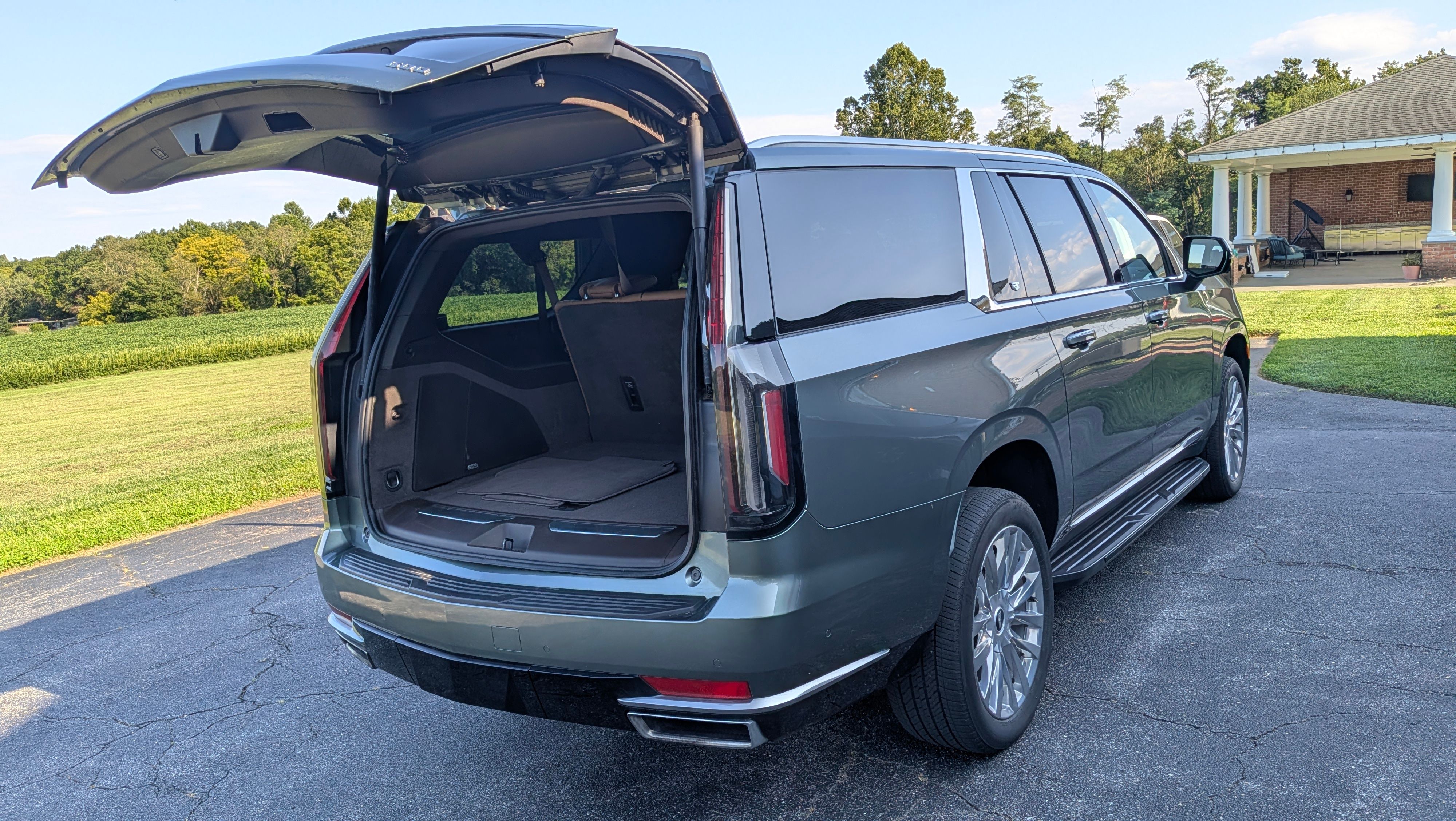 Used 2023 Cadillac Escalade ESV Premium Luxury w/ Performance Package AWD/4WD image 13