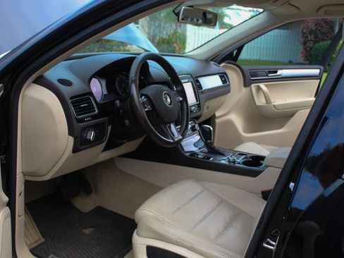 Used 2016 Volkswagen Touareg Sport image 11