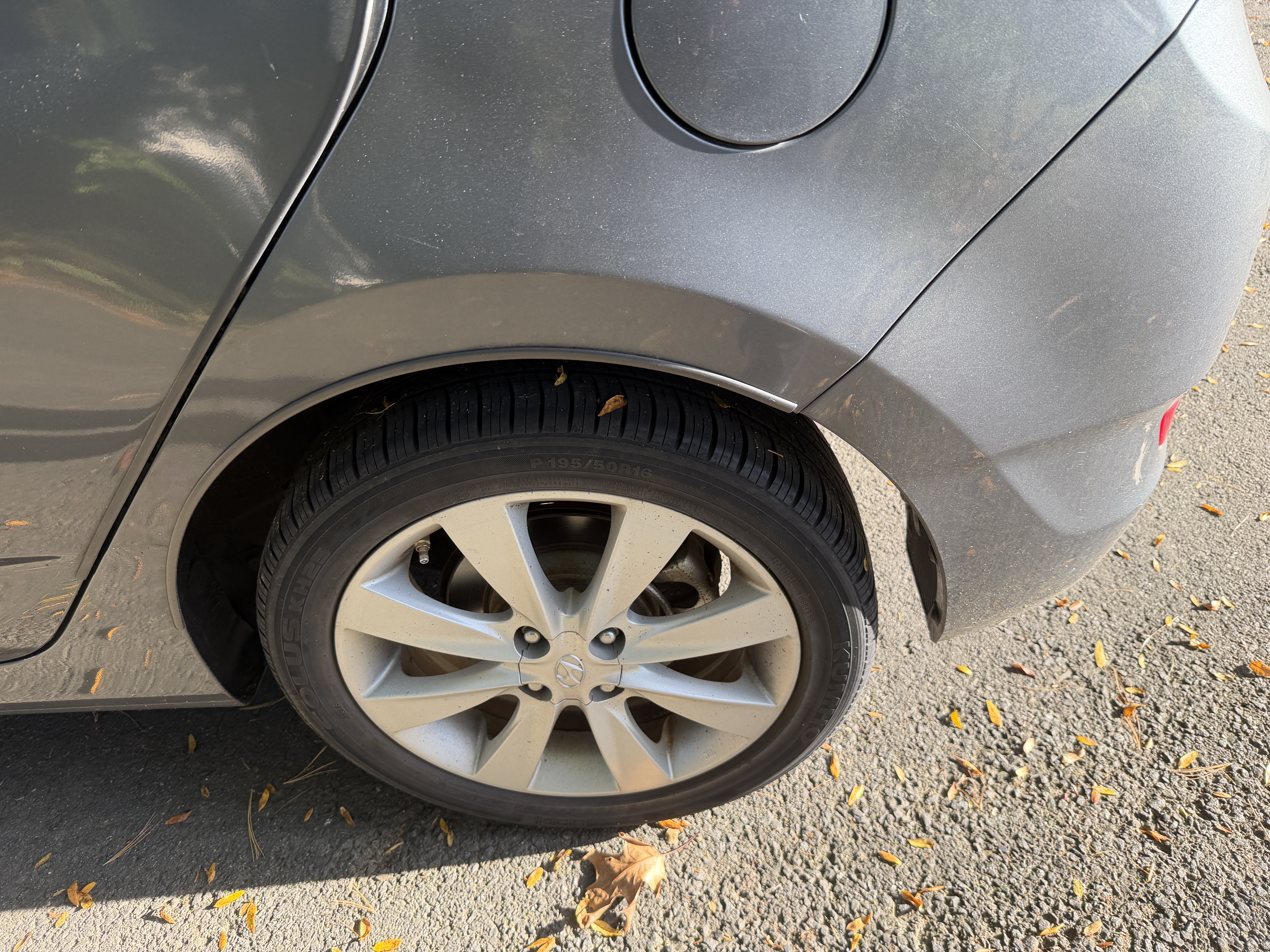 Used 2012 Hyundai Accent SE FWD image 1