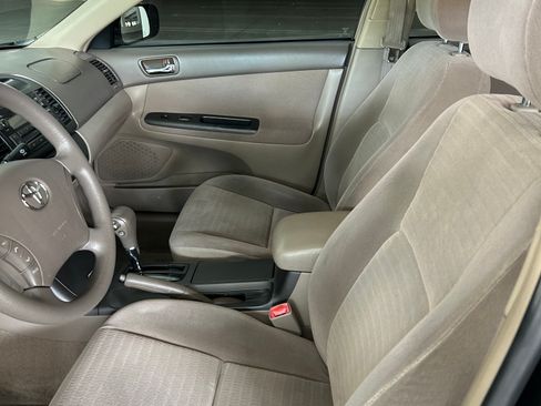 Used 2005 Toyota Camry LE FWD image 2
