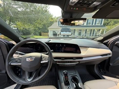 Used 2025 Cadillac XT4 Premium Luxury w/ Technology Package AWD/4WD image 1