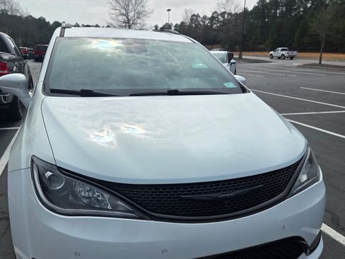 Used 2020 Chrysler Pacifica Touring-L Plus image 2