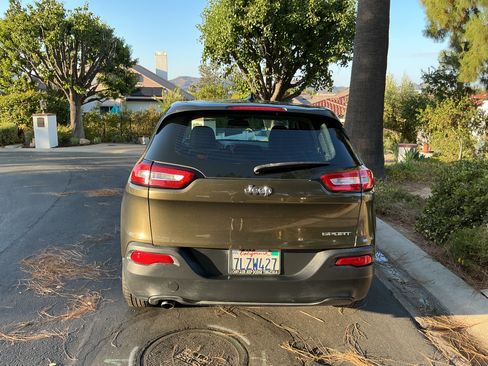 Used 2015 Jeep Cherokee Sport FWD image 4