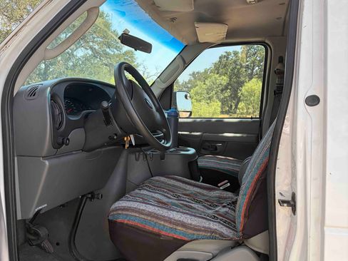 Used 2004 Ford E-150 and Econoline 150 Wagon RWD image 6