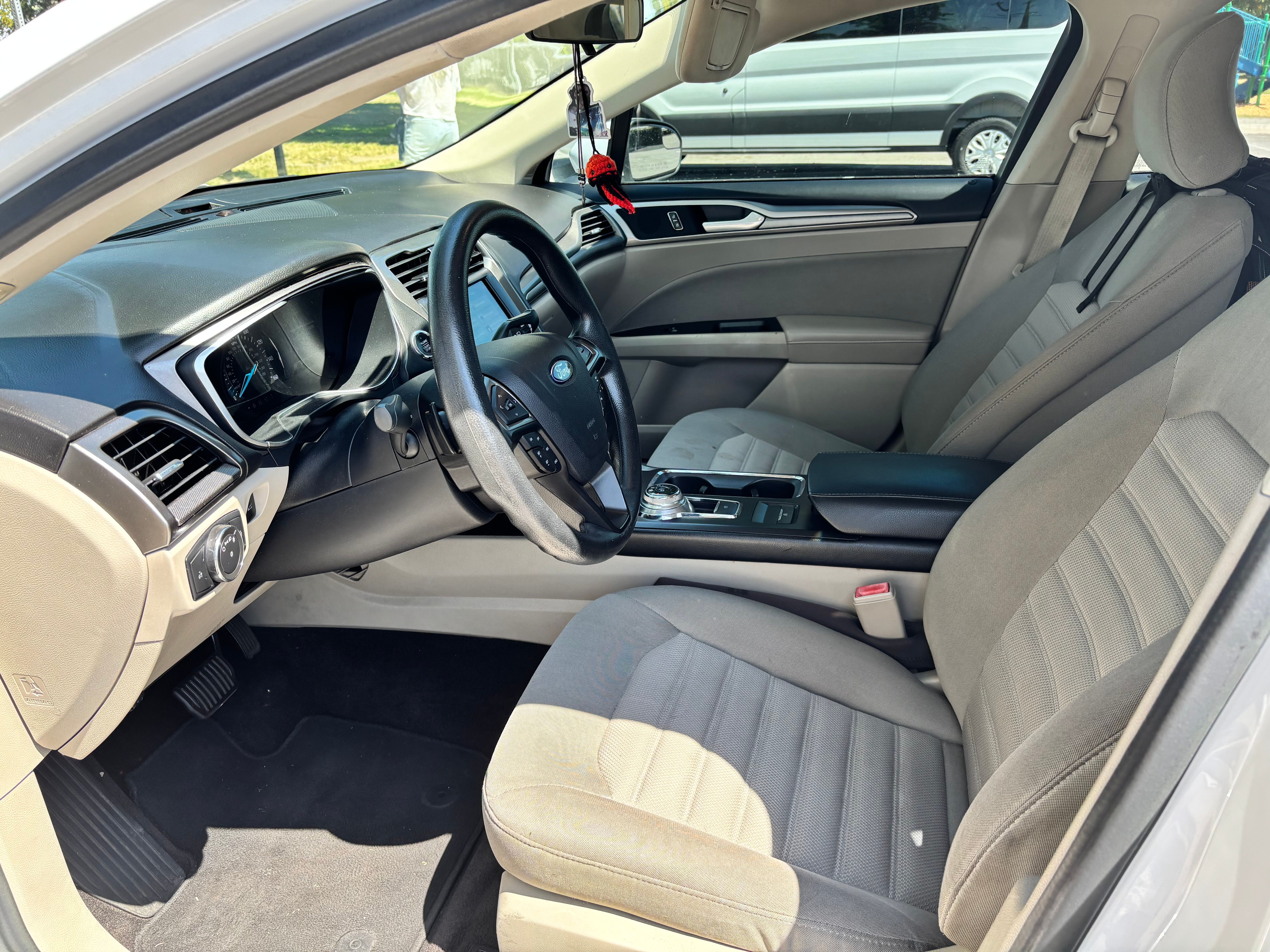 Used 2017 Ford Fusion SE w/ Fusion SE Technology Package FWD image 15