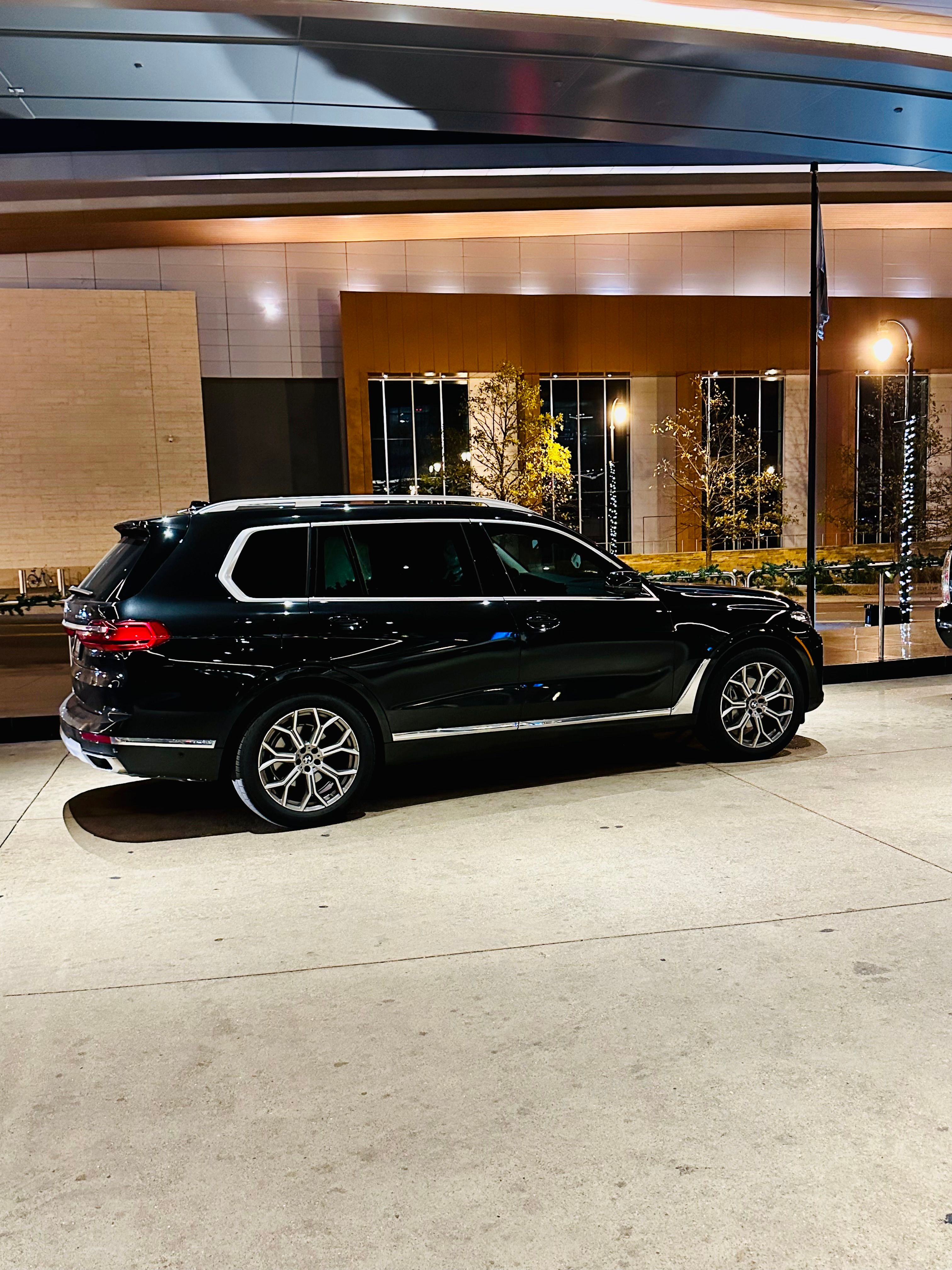 Used 2022 BMW X7 xDrive40i w/ Premium Package AWD/4WD image 4
