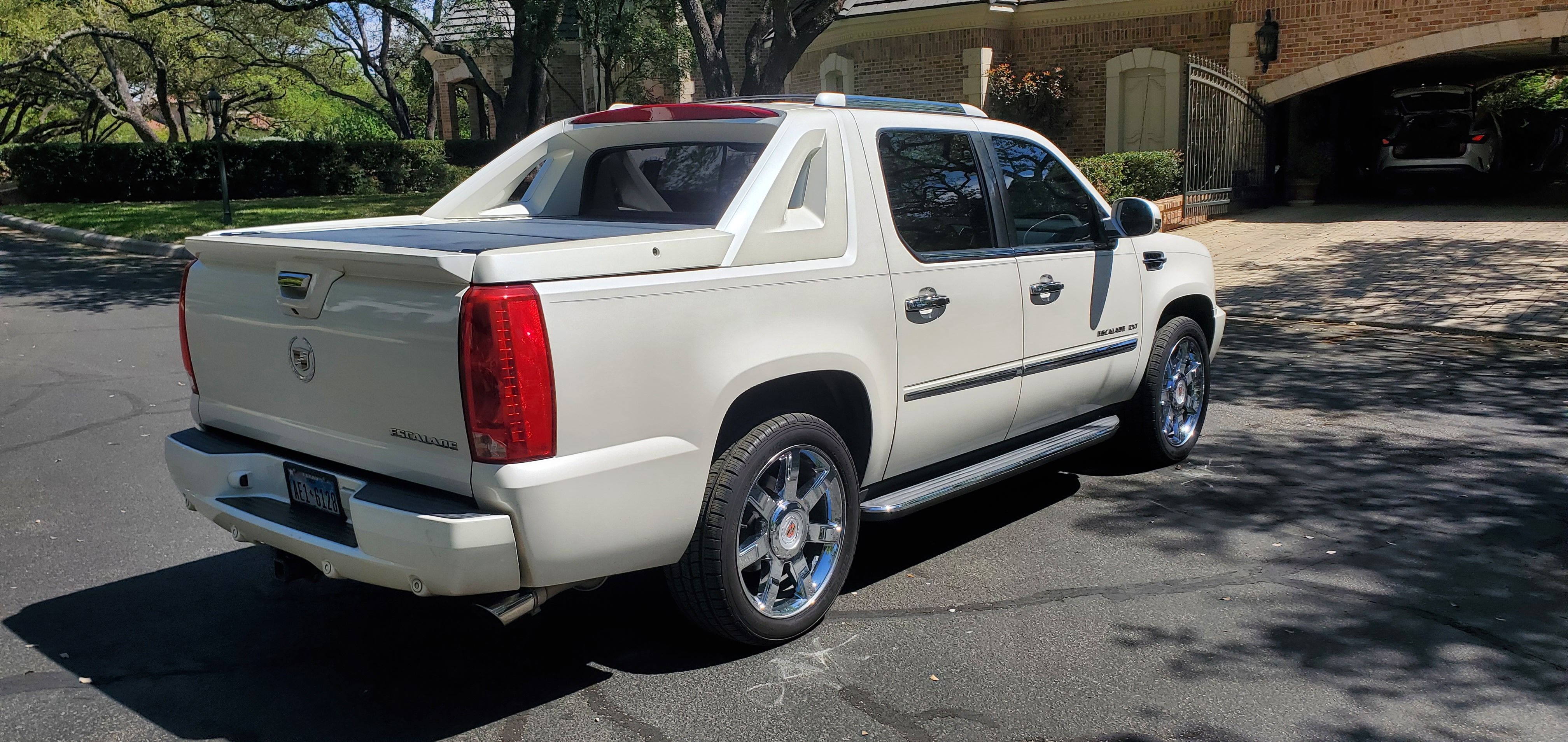 Used 2012 Cadillac Escalade EXT Luxury AWD/4WD image 6
