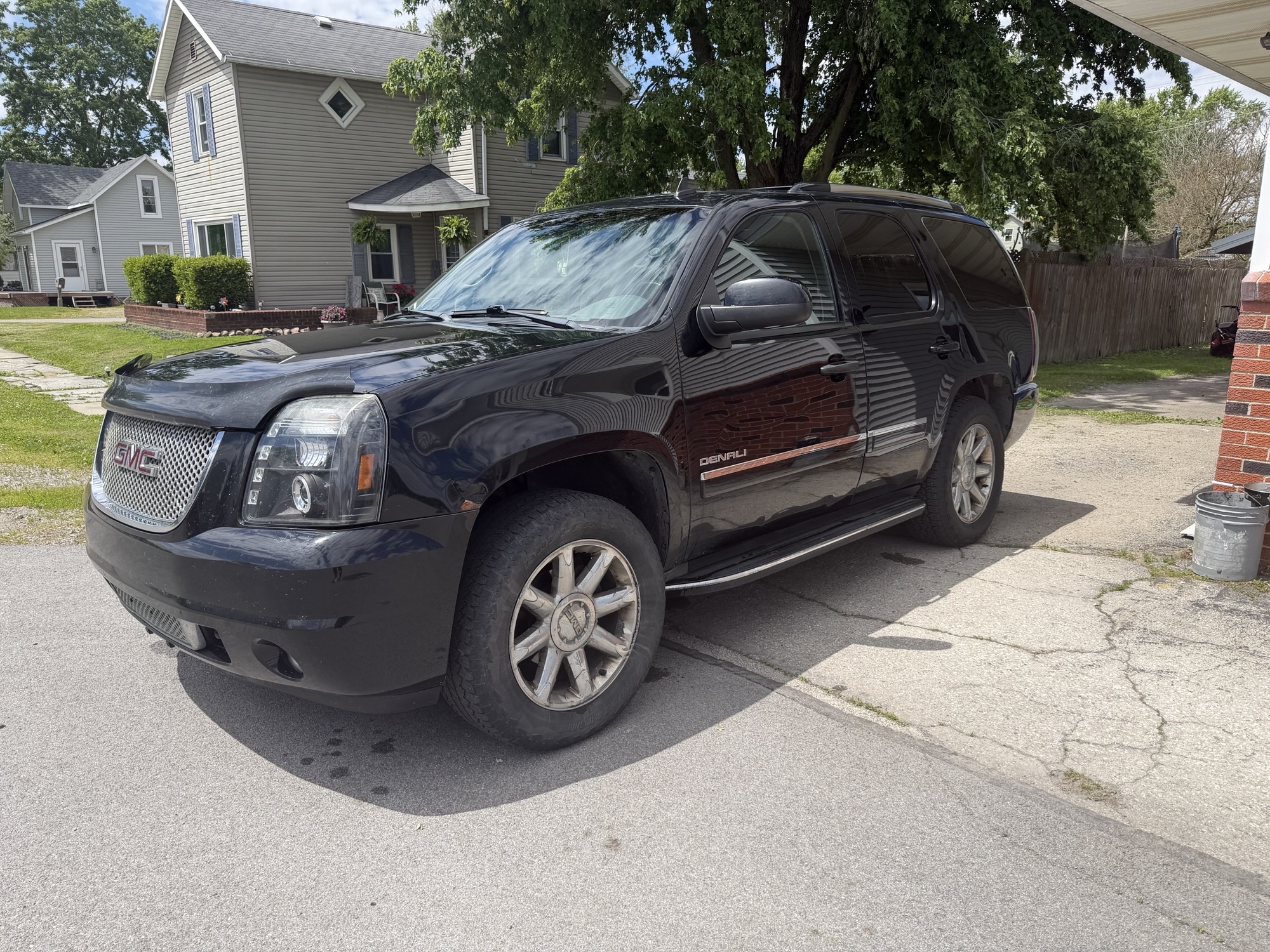 Used 2011 GMC Yukon Denali AWD/4WD image 2