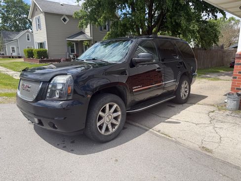 Used 2011 GMC Yukon Denali AWD/4WD image 2