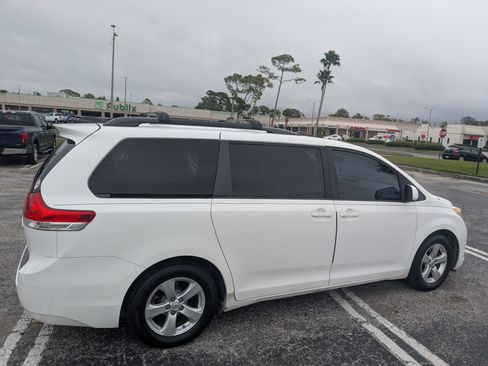 Used 2014 Toyota Sienna LE image 12