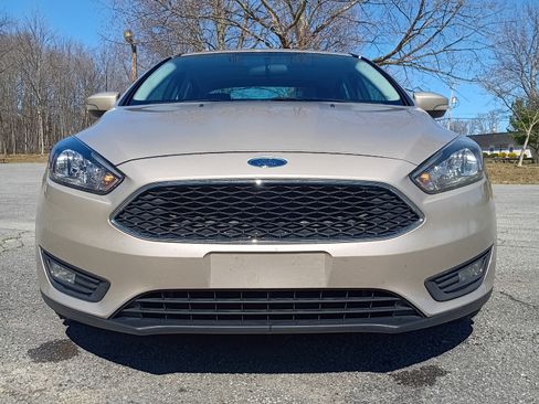 Used 2018 Ford Focus SEL w/ Cold Weather Package FWD image 4
