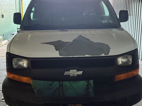 Used 2008 Chevrolet Express 2500 image 2