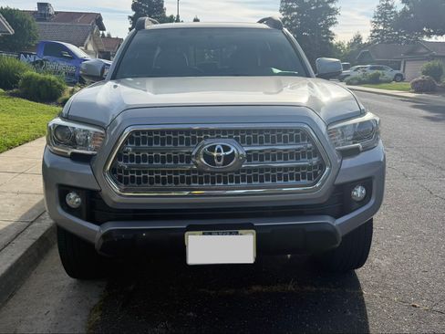 Used 2017 Toyota Tacoma TRD Off-Road image 10