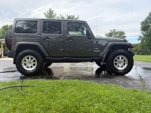 Used 2017 Jeep Wrangler Unlimited Sahara w/ Connectivity Group AWD/4WD image 2