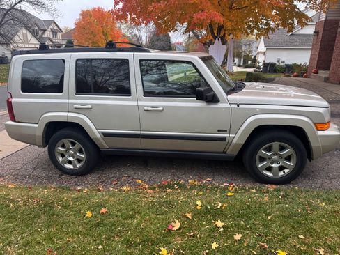 Used 2007 Jeep Commander Sport image 2