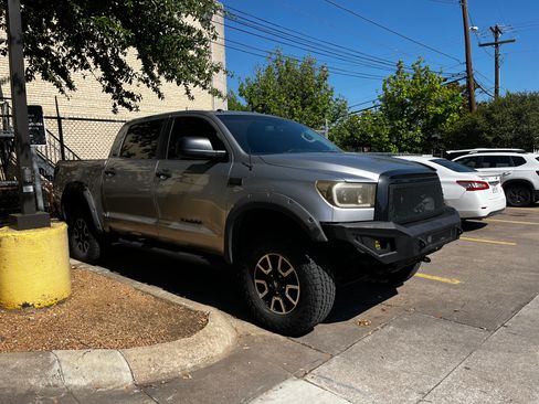 Used 2013 Toyota Tundra 4x4 CrewMax w/ SR5 Pkg image 2