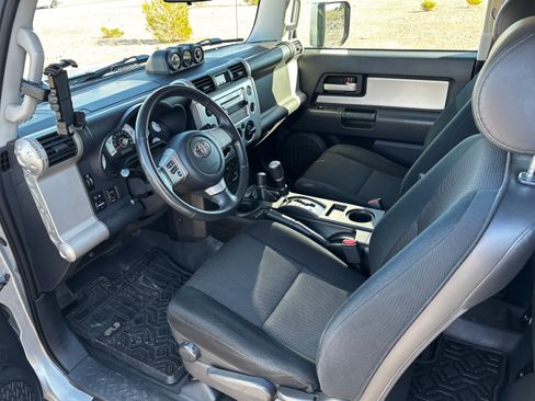 Used 2007 Toyota FJ Cruiser Sport Utility 2D image 16