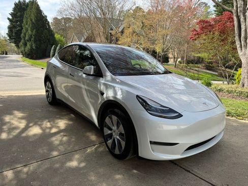 Used 2023 Tesla Model Y Long Range image 2
