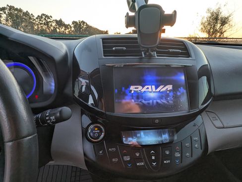 Used 2014 Toyota RAV4 EV image 25