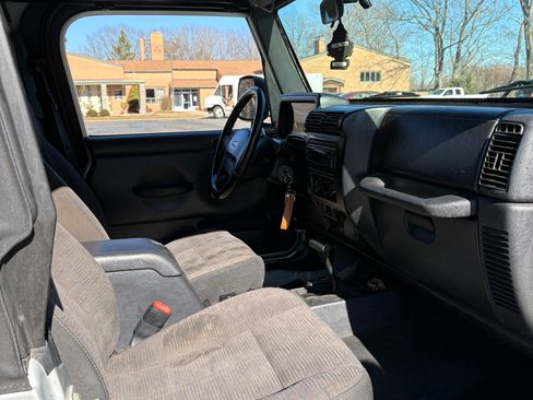 Used 2004 Jeep Wrangler 4WD image 8