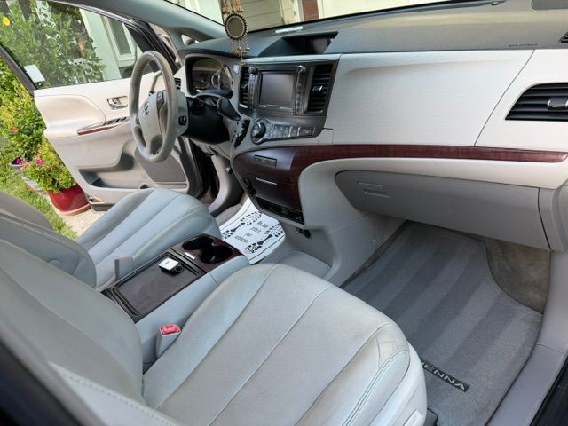 Used 2013 Toyota Sienna XLE w/ Premium Pkg FWD image 6