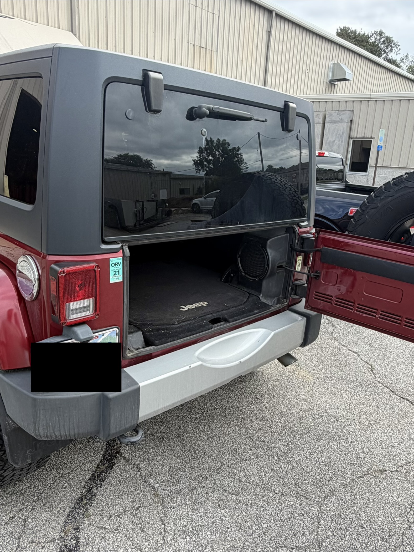 Used 2011 Jeep Wrangler Unlimited Sahara AWD/4WD image 2