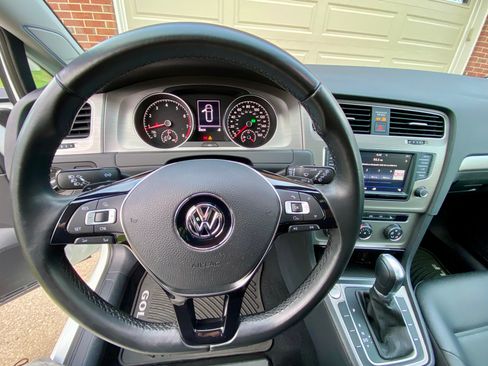 Used 2017 Volkswagen Golf SE image 18
