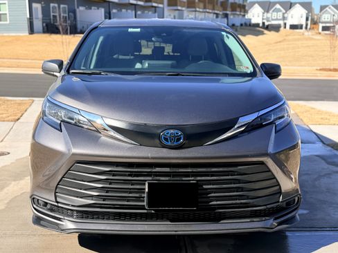 Used 2022 Toyota Sienna LE image 1