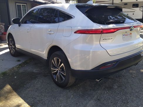 Used 2021 Toyota Venza LE image 4