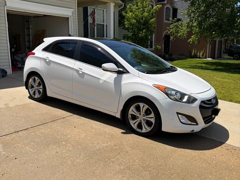 Used 2014 Hyundai Elantra GT w/ Option Group 03 FWD image 2