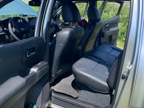 Used 2022 Toyota Tacoma TRD Off-Road w/ TRD Premium Off Road Package AWD/4WD image 9