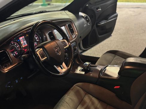 Used 2014 Dodge Charger SXT image 2