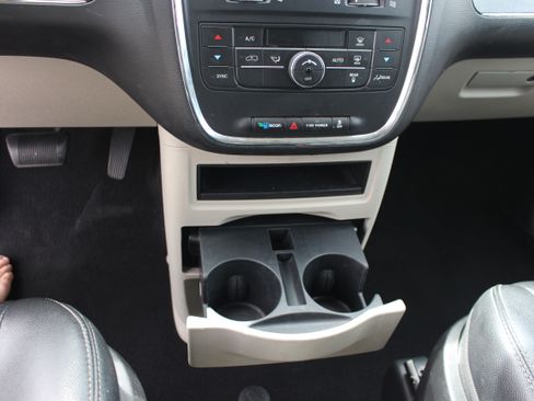 Used 2016 Chrysler Town & Country Touring FWD image 6