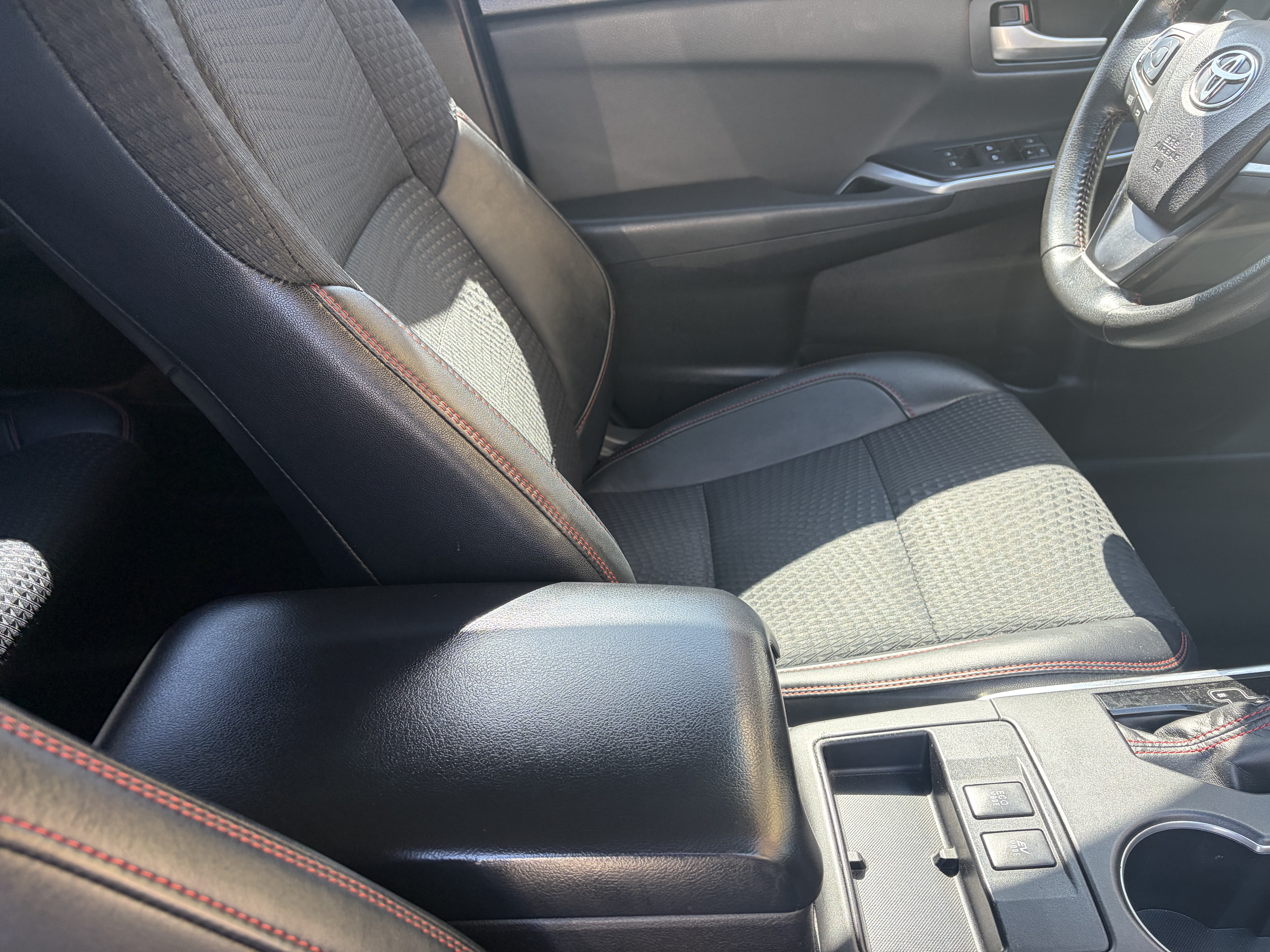 Used 2015 Toyota Camry SE w/ Moonroof Package FWD image 5