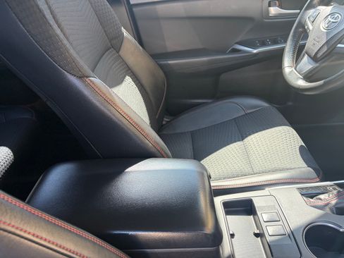 Used 2015 Toyota Camry SE w/ Moonroof Package FWD image 5
